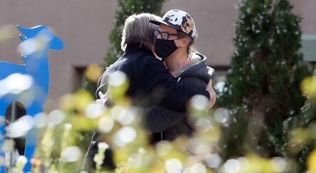 Alec Baldwin, kazara öldürdüğü yönetmenin eşiyle kucaklaştı - dunya