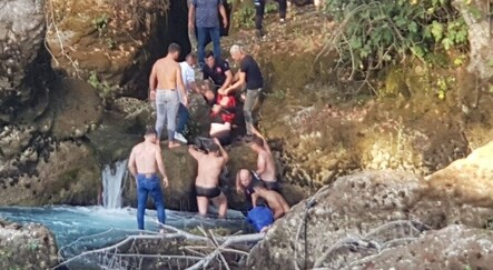Tartıştıktan sonra şelaleden atlayan çift kurtarıldı - turkiye