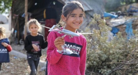 İlk uçuşlar bu köyde yapılmıştı! Baykar köyün sakinlerine İHA maketi hediye etti - gundem