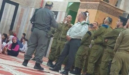 İsrail askerleri küstahlıklarının fotoğrafını çektiler - dunya
