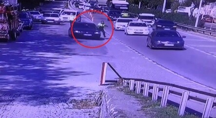Kendisini durdurmak isteyen trafik polisini otomobiliyle metrelerce sürükledi - turkiye