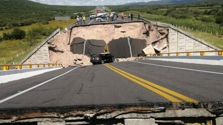 Meksika'da köprü çöktü, otoyol yarıldı! Ölü ve yaralılar var - dunya