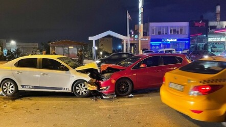 Pendik'te iki araç kafa kafaya çarpıştı, 6 kişi yaralandı - gundem