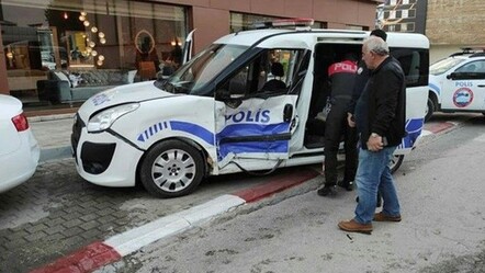 Polis ekibi kaza yaptı: 3 yaralı - yasam