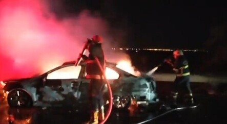 Seyir halindeki otomobil alev topuna döndü - ekonomi