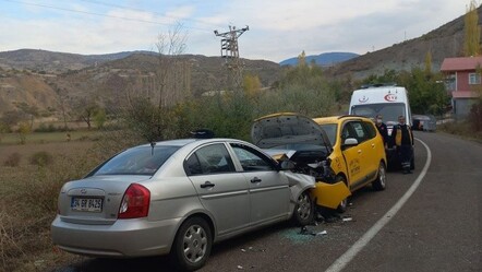 Sivas'ta taksi otomobille çarpıştı, ölü ve yaralılar var - yasam
