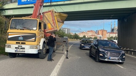 Üsküdar'da damperi açık kalan kamyon köprüye çarptı - yasam