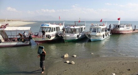 Van Gölü’ne kuraklık: Liman içerisindeki tekneler kullanılamaz hale geldi - turkiye