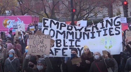 ABD'de Rittenhouse'un beraat etmesi bazı kentlerde protesto edildi - dunya