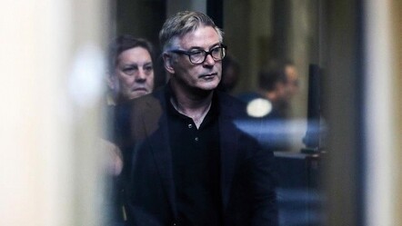Alec Baldwin’den çağrı: Film setlerinde polis görev yapsın - dunya