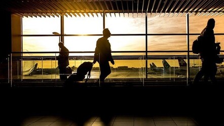 Karantina otelinden kaçtılar, uçakta gözaltına alındılar - dunya