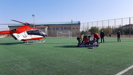 Maç oynandığı sırada sahaya helikopter indi - yasam