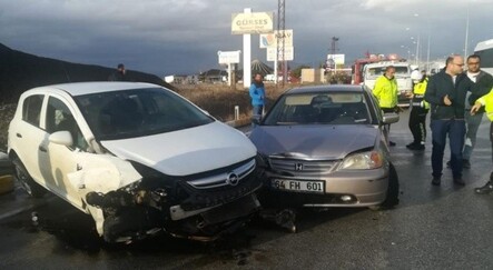 Otomobil bariyerlere, ardından başka bir araca çarptı - t-otomobil