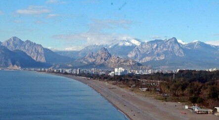 Antalya'da vatandaşlar kar manzarası eşliğinde denize girdi - yasam