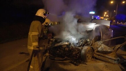 Feci kaza! Minibüs ile çarpışan otomobil alev aldı: Yaralılar var - yasam
