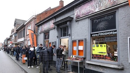 Havai fişek yasağı Hollandalıları durduramadı! Belçika'ya akın ettiler - dunya