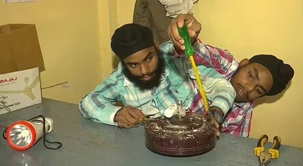 Hindistanlı yapışık ikizler elektrikçi olarak işe başladı - dunya