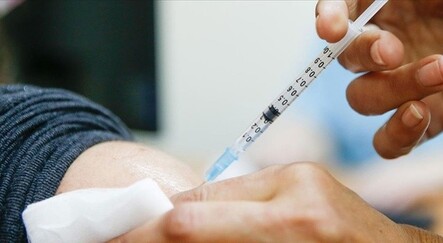 Aşı karşıtı sertifika alabilmek için sahte kolla aşı olmaya gitti - dunya