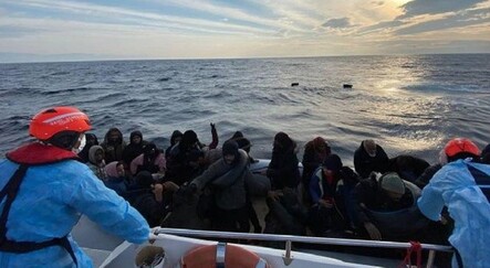 İzmir açıklarında 63 düzensiz göçmen kurtarıldı - dunya