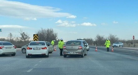 Konya’da kuvvetli rüzgar: Kum fırtınası nedeniyle yollar trafiğe kapatıldı - gundem