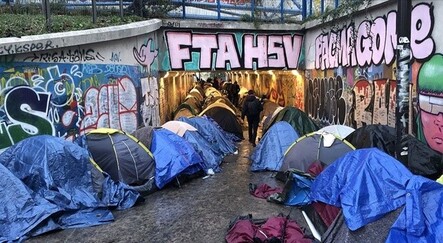 Paris’te ırkçılık: Göçmenlere kılıçla saldırdı - dunya