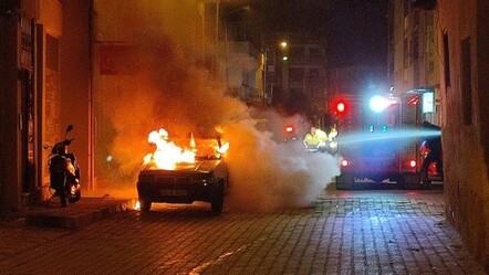 Park halindeki otomobilin yanına gidip ateşe verdi, yetmedi video çekti - t-otomobil