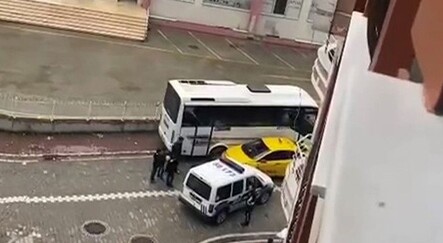 Polis ekipleri ruhsatı iptal edilen taksiciyi aracına çarparak durdurabildi - yasam