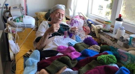 Türk askeri üşümesin diye hasta yatağında yün çorap örüyor - yasam