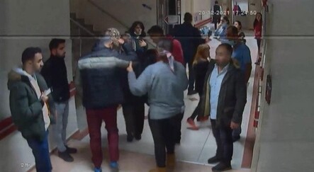 Anneme yanlış ilaç verdin dedi: Doktoru kolonya şişesiyle darp etti - yasam