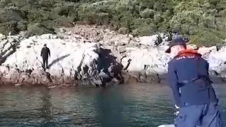 Yunanistan'ın denize attığı göçmeni Sahil Güvenlik kurtardı - yasam