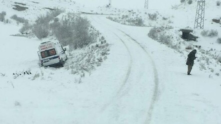 Ambulans, karlı yolda kontrolden çıkıp tarlaya düştü - yasam