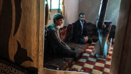 Esad rejimi tarafından evine atılan roketten soba yaptı - dunya