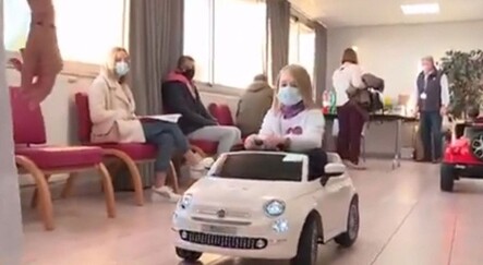 Fransa'da doktorlar Covid-19 aşısından korkan çocukları akülü arabayla ikna etti - dunya
