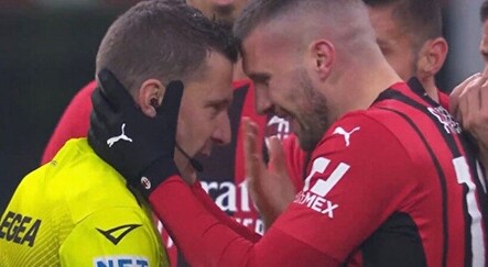 Hakem gözyaşlarına boğuldu: Hata yapan hakemi futbolcular teselli etti - spor