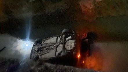Kapalı yola giren otomobil kanala düştü: Yaralılar var - yasam