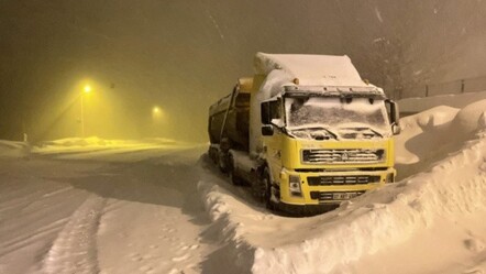Kar kalınlığı 60 santimetreye ulaştı, araçlar karın altında kaldı - yasam