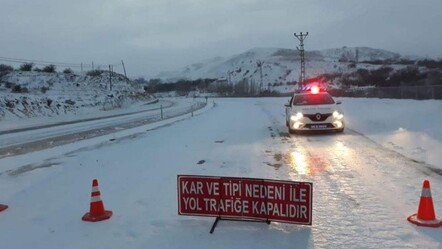 Lapa lapa yağan kar yolları kapadı: Araç trafiği durduruldu - gundem