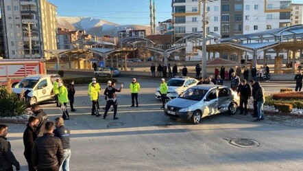 Niğde'de 2 araç çarpıştı, yolcular camdan fırladı - gundem