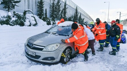 Yunanistan'da karda mahsur kalan sürücülere 2 bin avro ödenecek - dunya