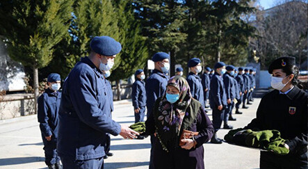 83 yaşındaki Ayşe nine ördüğü patikleri askerlere teslim etti - yasam