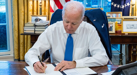 Biden, Donetsk ve Luhansk'la ticareti yasakladı - dunya