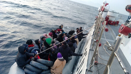 İzmir'de Türk kara sularına itilen 76 göçmen kurtarıldı - turkiye