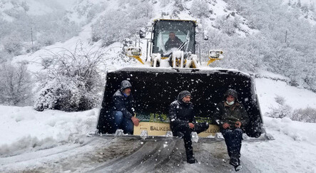 Kar ve tipi geçit vermedi: Cenaze, kepçeyle mezarlığa taşındı - gundem