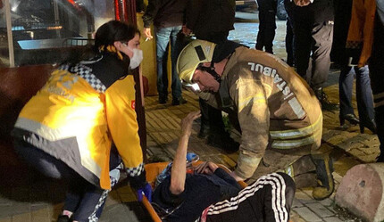 Korkutan yangında mahsur kalan 2 kişiyi itfaiye kurtardı - yasam