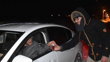 Köy imamından örnek davranış: Yolda mahsur kalan sürücülere çay dağıttı - yasam