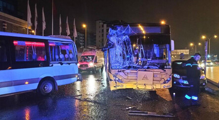 Maltepe’de İETT otobüsü yolcu bekleyen minibüse çarptı: Yaralılar var - yasam