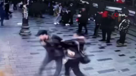 Parfüm almak istemeyen turisti dövüp başında şişe kırdılar - ekonomi