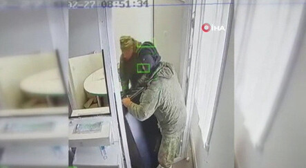 Rus askerleri Ukrayna'da marketi ve döviz bürosunu yağmaladı - dunya