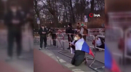 Rus protestocu diz çöküp özür diledi: Biz Putin'i istemiyoruz - dunya