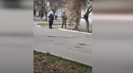 Ukraynalı kadın vatandaştan Rus askere zorlu soru - dunya